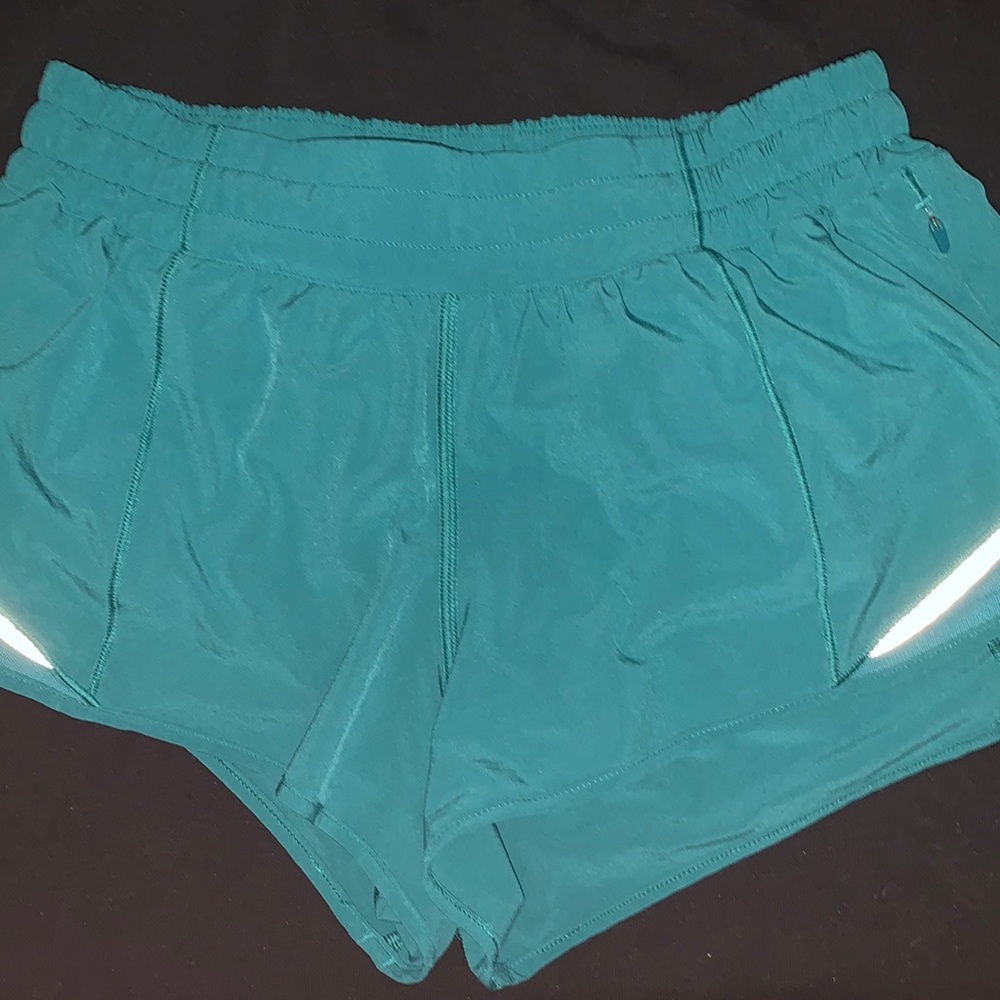 hotty hot 2.5in teal lagoon lululemon shorts size 8